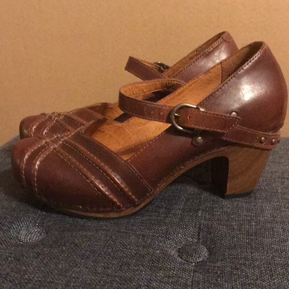 Fabulous Dansko Mary Jane style leather clogs